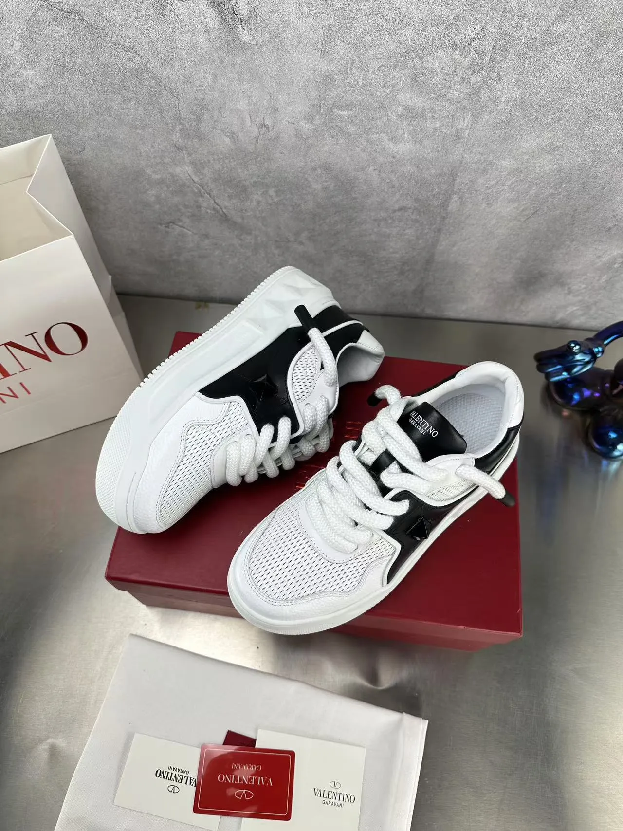 👟👟Ex-factory price 640👟👟 🔺Valentino🔺Valentino new casual shoes 2023 latest model hot style for catwalk couples, thick shoelaces, the same style as Elsa Hosk, Zhang Yixing, Guan Xiaotong and many other stars 🔥 Top version + lasting process, full oil edge on the upper. Fabric: Customized cowhide + cowhide lining with breathable mesh. Outsole: original molded TPU thickened outsole. Size for women is 35-40. Men’s size is 39-45.
